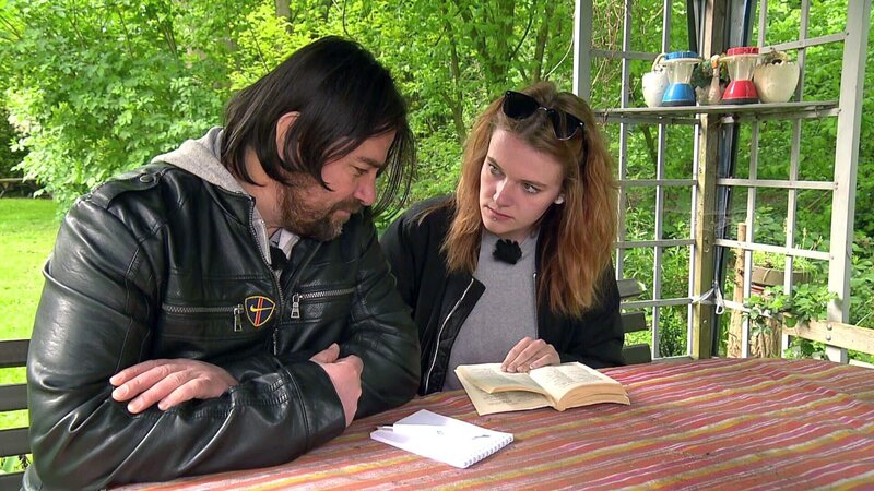 Saskia übt mit Ibrahim einen deutschen Satz ein, mit dem er seine Karin bei der Hochzeit überraschen will.. – Bild: RTL II – Recht zum Abdruck/​Darstellung zeitlich/​sachlich beschränkt auf die Bewerbung der Sendung