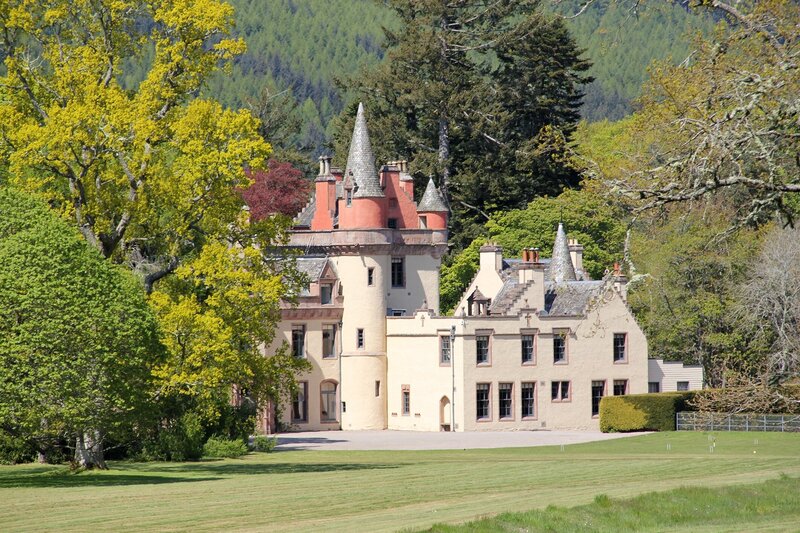 Das historische Schloss Aldourie am Südufer von Loch Ness in Schottland. – Bild: PLURIMEDIA (National Geographic Channels)