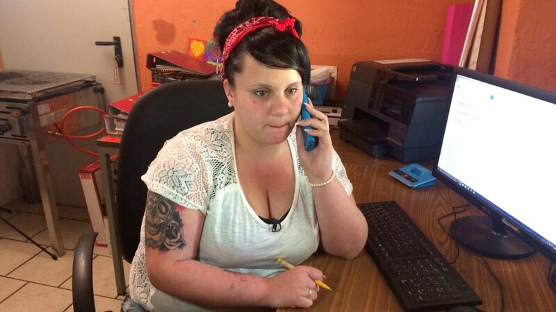 Ella (30) muss am PC recherchieren – Bild: RTL II