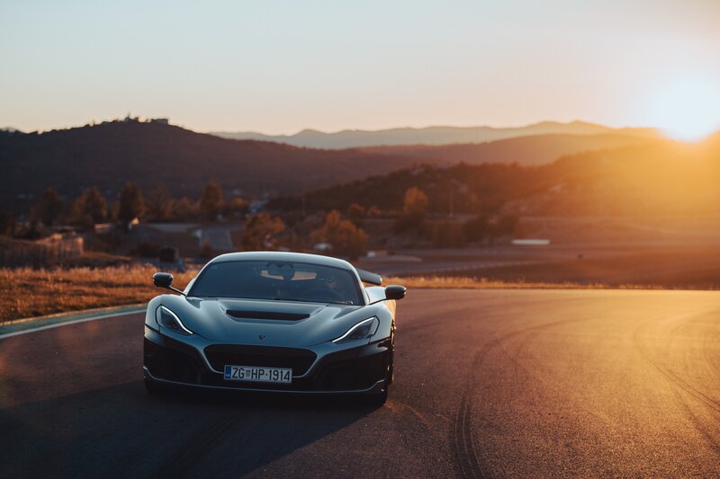 Der Nevera driftet auf der Strecke. – Bild: Rimac Automobili