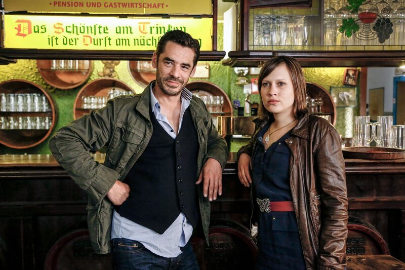 Frank Seefeld (Tobias Oertel, l.); Martina Daschner (Anja Thiemann, r.) – Bild: ZDF /​ Uwe Frauendorf