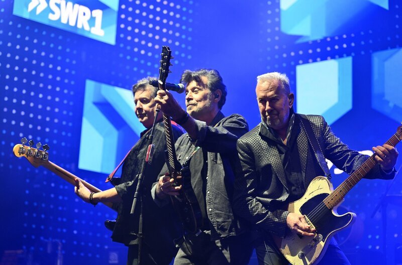 Unter dem Motto „45 Alive“ setzten The Hooters ein unvergessliches Ausrufezeichen! Die Band heizte ihren Fans mit ihrer Mischung aus Ska, Reggae und Rock, Klassikern und Welthits wie All You Zombies, Johnny B. und Satellite ordentlich ein. – Bild: SWR/​Jörg Puchmüller