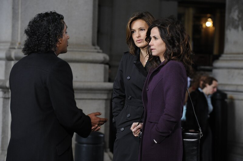 Detective Olivia Benson (Mariska Hargitay, M.), Rechtsanwältin Camilla (Valerie Cruz) und Detective Ash Ramsey (Naveen Andrews) ermitteln in dem Mordfall eines reichen Ehepaares, das bekannt für ihre großzügigen Spenden war. – Bild: NBC Universal, Inc
