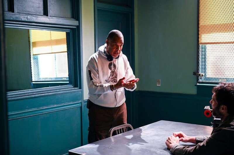 LAW & ORDER -- „Catch and Kill“ Episode 24001 -- Pictured: (l-r) Director Eriq LaSalle, Ari Blinder -- (Photo by: Scott Gries/​NBC) – Bild: NBCUniversal /​ UNIVERSAL