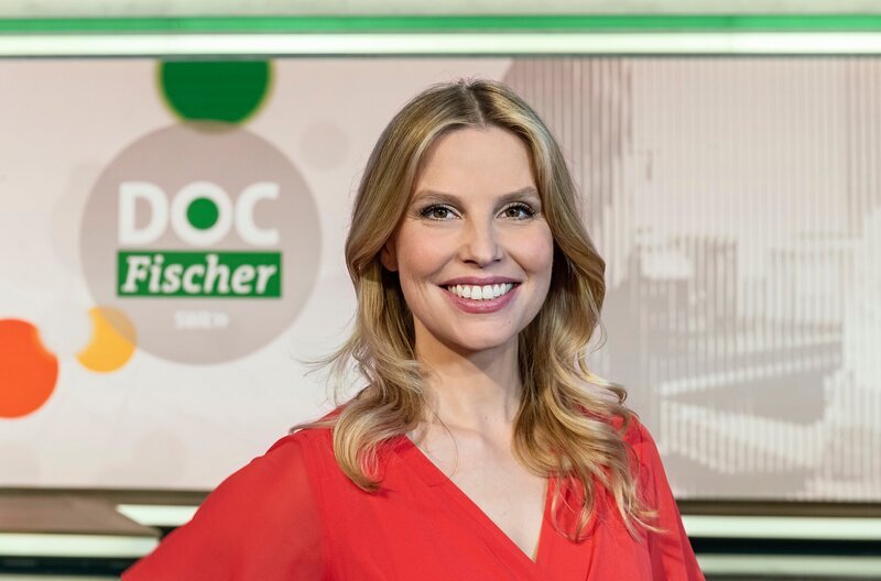 Mit „Doc Fischer“ gibt es ein neues Gesundheitsmagazin im SWR Fernsehen. Die Ärztin und Journalistin Dr. Julia Fischer präsentiert jeden Montag neueste medizinische Erkenntnisse und Behandlungsmethoden und gibt Tipps, wie man fit und gesund bleiben kann. Moderatorin Julia Fischer. – Bild: SWR/​Patricia Neligan