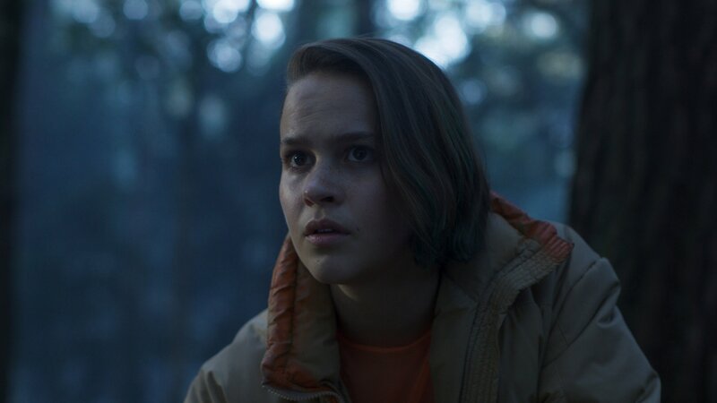 Neve Kelly (Clara Rugaard) – Bild: Sky UK /​ Sky Studios /​ Die Verwendung ist nur bei redaktioneller Berichterstattung im Rahmen einer Programmank¸ndigung ab 2 Monate vor der ersten Auss /​ © 2022 Sky Studios Limited. All Rights Reserved