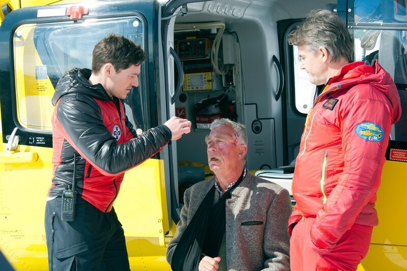 Franz (Heinz Marecek, M.) hatte einen Unfall beim Transport des Christbaumes. Tobias (Markus Brandl, l.) und Michael (Robert Lohr, r.) helfen sofort. in Verbindung mit der Sendung bei Nennung ZDF/​Thomas R. Schumann – Bild: ORF/​ZDF/​Thomas R. Schumann