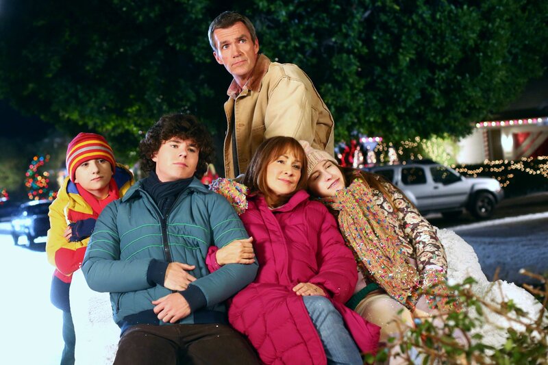 NELLA FOTO, DA SINISTRA: ATTICUS SHAFFER (BRICK HECK), CHARLIE MCDERMOTT (AXL HECK), NEIL FLYNN (MIKE HECK), PATRICIA HEATON (FRANKIE HECK), EDEN SHER (SUE HECK) – Bild: Warner Brothers Lizenzbild frei