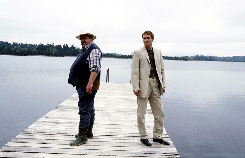 Beginn der Serie: Die Rosenheim-Cops „Der Tote am See“. Im Bild: Sie könnten unterschiedlicher nicht sein: Hauptkommissar Korbinian Hofer (Joseph Hannesschlager, li.), im Nebenberuf Landwirt, und Hauptkommissar Ulrich Satori (Markus Böker), der Frauenschwarm aus München. – Bild: ORF/​-. Andere Verwendung