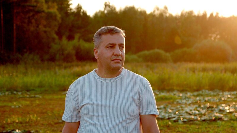 MDR FERNSEHEN HEUTE IM OSTEN – REPORTAGE, „Verschollen zwischen Belarus und Polen“, am Samstag (06.09.25) um 18:00 Uhr. Tausende versuchen jährlich über Belarus nach Polen und damit in die EU zu kommen. Viele wollen hier einen Asylantrag stellen. In den dichten Wäldern der Grenzregion verschwinden dabei regelmäßig einige. Rekaut Rachid aus dem irakischen Erbil sucht seit drei Jahren nach seinem Neffen Mohammed. Polnische Freiwillige unterstützen ihn. Kann es Gewissheit geben? – Der Iraker Rekaut Rachid sucht an der Grenze zwischen Belarus und Polen nach seinem verschollenen Neffen Mohammed Sabah. © mdr/​rbb/​Studio Jot/​Tobias Winkel, honorarfrei – Verwendung gemäß der AGB im engen inhaltlichen, redaktionellen Zusammenhang mit genannter MDR-Sendung bei Nennung „Bild: mdr/​rbb/​Studio Jot/​Tobias Winkel“ (S2+). MDR/​HA Kommunikation, 04360 Leipzig, Tel: (0341) 300 6477 oder – 6463 – Bild: mdr/​rbb/​Studio Jot/​Tobias Winkel