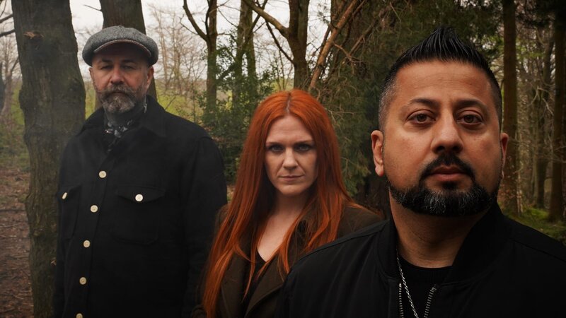 L-R: Ian Lawman, Jayne Harris und Barri Ghai – Bild: Warner Bros. Discovery