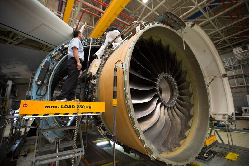 DUBAI – An airplane engine during general check. – Bild: National Geographic Channels /​ Andy Davies