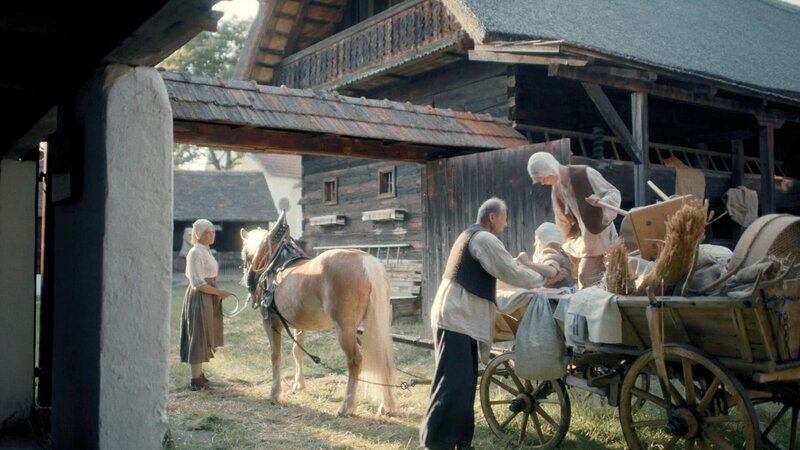 Bauernfamilie auf dem Weg zu Feldarbeiten. – Bild: ORF/​Ranfilm
