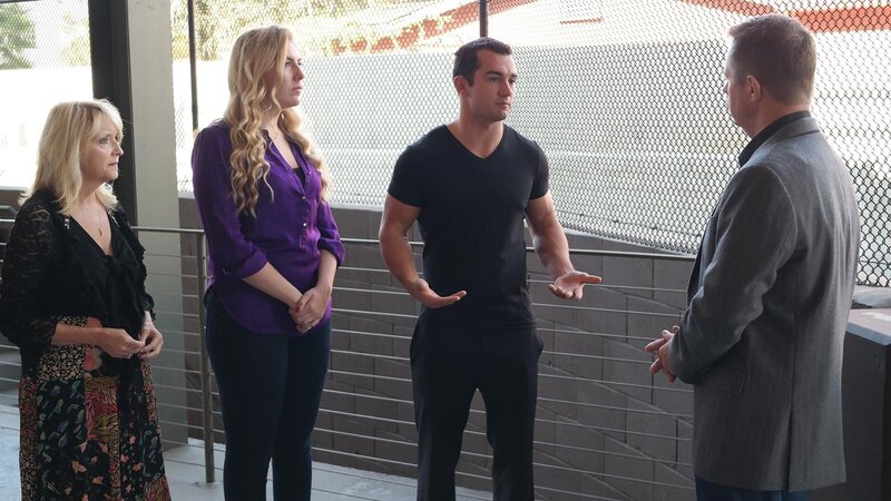 Host Charles Stiles and the restaurant owner talk with the marks, as seen on Food Network’s Mystery Diners, Season 9. – Bild: Television Food Network, G.P.