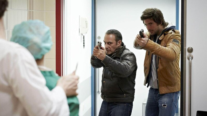 Ben (Tom Beck, re.) und Semir (Erdogan Atalay) stellen sich Larsen in den Weg, doch der hat sich die Ärztin Dr. Graf als Geisel genommen … – Bild: MG RTL D /​ Guido Engels