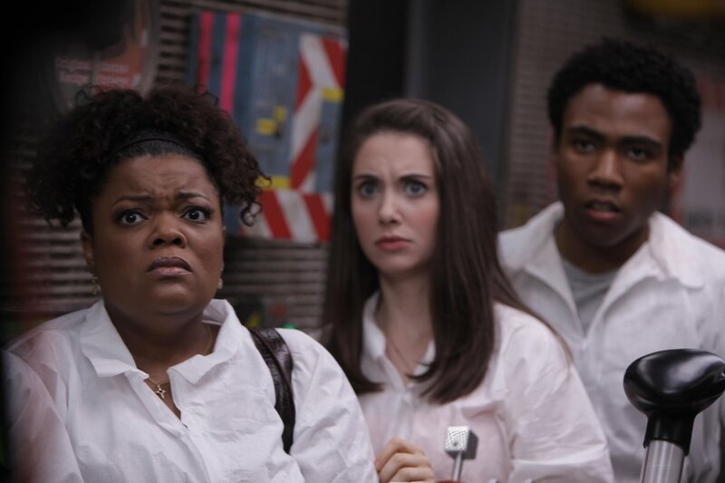 Dean Pelton entscheidet, dass das Greendale Community College, unbedingt einen eigenen Flugsimulator benötigt, um konkurrenzfähig zu bleiben, und deshalb rekrutiert er die Lerngruppe dazu, den Flugsimulator des Colleges auf Vordermann zu bringen: Shirley (Yvette Nicole Brown, l.), Annie (Alison Brie, M.) und Troy (Donald Glover, r.) … – Bild: Sony Pictures Television Inc. All Rights Reserved. Lizenzbild frei