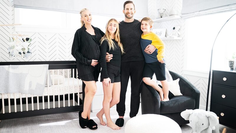 Tarek El Moussa (2.v.r.), Heather Rae Young (l.) – Bild: Warner Bros. Discovery