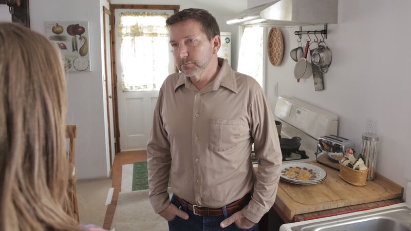 MS actor David Schifter (Donald Gaskins) standing in kitchen – Bild: Discovery Communications, LLC