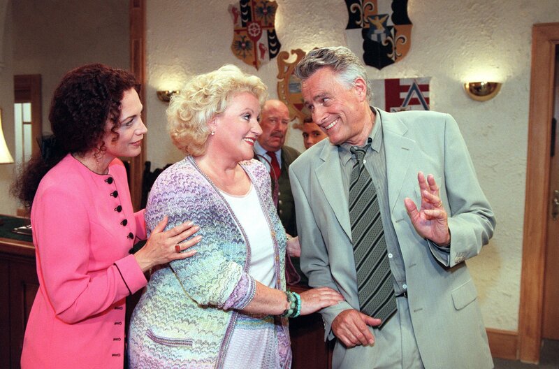 (v.li.): Barbara Wussow (Susanne Neumann), Marika Lichter (Frau Leimgruber), Klaus Wildbolz (Wenzel Hofer). – Bild: ORF/​Milenko Badzic
