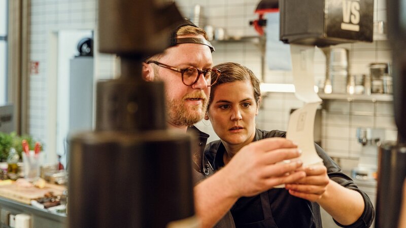 Viktoria Fuchs und Max Strohe. – Bild: RTL /​ Hendrik Lüders