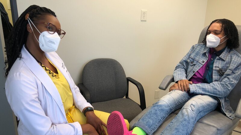 Dr. Ebonie with Jarrett Holt in Exam room – Bild: Discovery Communications, LLC