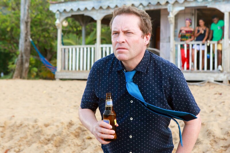 DI Jack Mooney (Ardal O’Hanlon) macht eine verblüffende Beobachtung. – Bild: ORF/​BBC/​Red Planet Pictures/​Denis Guyenon