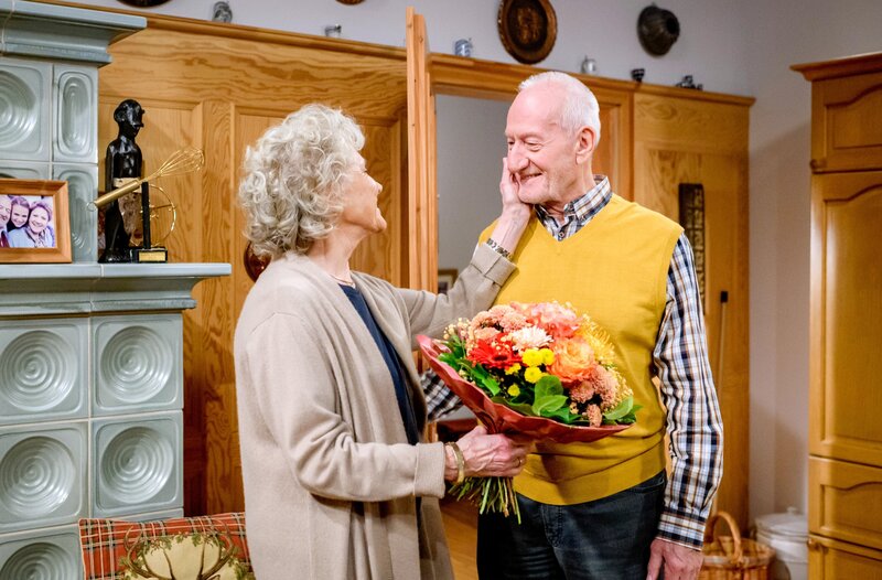 Hildegard (Ante Hagen, l., mit Sepp Schauer, r.) lässt das Schicksal von Anjas Bruder nicht los und sie möchte unbedingt helfen. – Bild: ORF/​ARD/​Christof Arnold