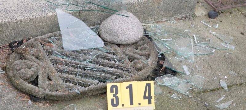 Mit diesem Stein schlagen die Mörder von Matthias B. die Scheibe seiner Terrassentür in Berlin Wannsee ein. Danach gehen sie in das Haus und erschlagen den 59-Jährigen. – Bild: Staatsanwaltschaft Berlin /​ ZDF und Staatsanwaltschaft Berlin