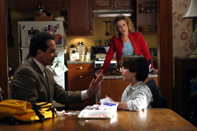 Monk „Mr. Monk und der Affe“. Im Bild: Tony Shaloub, Bitty Schram, Kane Ritchotte. – Bild: ORF/​Universal/​Scott Humbert