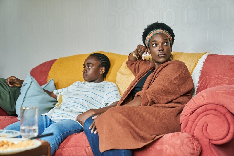Caleb (Kye Malcolm) und seine Mutter Grace (Wunmi Mosaku) haben wieder zueinandergefunden. – Bild: Jonathan Birch /​ ZDF