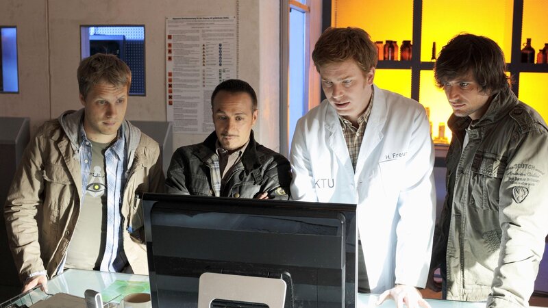 Hartmut (Niels Kurvin, 2.v.r.) präsentiert Sturmi (Oliver Pocher, l.), Semir (Erdogan Atalay, 2.v.l.) und Ben (Tom Beck) die Daten aus dem zerstörten Rechner: den Bauplan eines neuartigen und extrem gefährlichen Grippevirus. – Bild: RTL /​ Guido Engels
