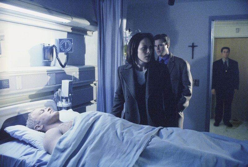 Reyes (Annabeth Gish, M.) gelingt es, den Gesundheitszustand des Agenten Comer mit Hilfe eines außerirdischen Metallstücks zu verbessern. – Bild: Twentieth Century Fox Film Corporation