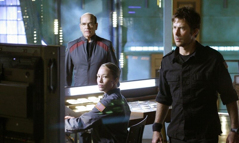 l-r: Richard Woolsey (Robert Picardo), Lt. Colonel John Sheppard (Joe Flanigan) – Bild: PLURIMEDIA (Metro-Goldwyn-Mayer (MGM))