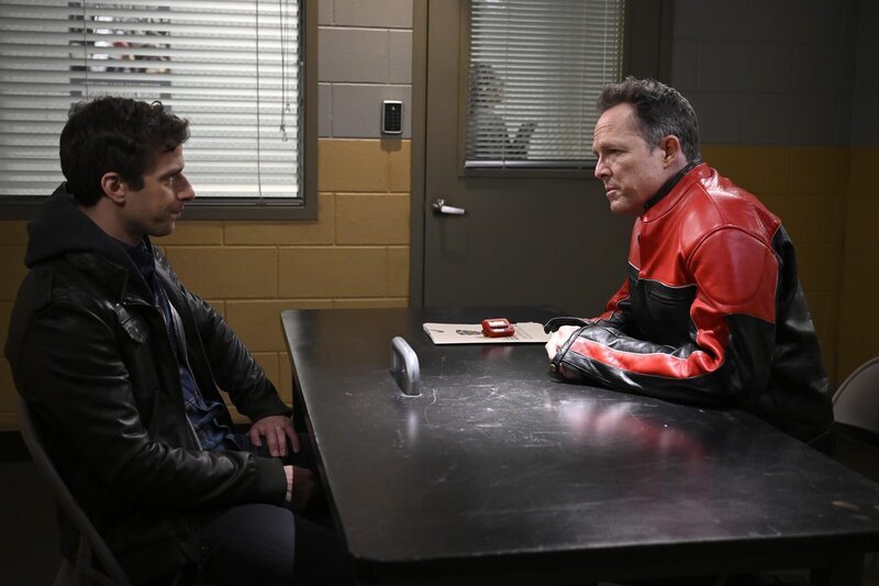 Jake Peralta (Andy Samberg, l.); Keith „Der Geier“ Pembroke (Dean Winters, r.) – Bild: 2019 UNIVERSAL TELEVISION LLC. All rights reserved. /​ John P. Fleenor Lizenzbild frei
