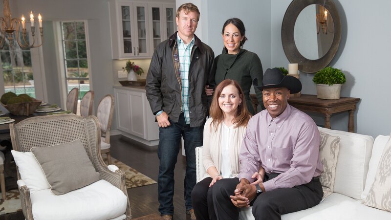 Hosts Chip (L) and Joanna Gaines (CL) pose for a portrait with homeowners Denitia (CR) and Norris Blount (R) in their renovated house, as seen on Fixer Upper. (after, interior, portrait) – Bild: Julia Robinson/​Getty Images /​ HGTV /​ Scripps
