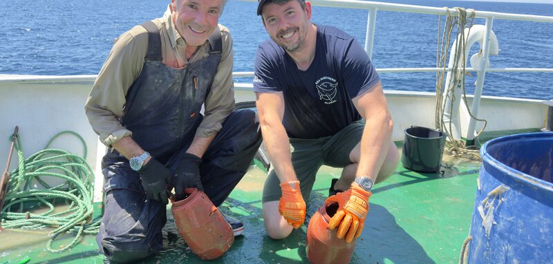 Hannes Jaenicke (l.) und Peter Hammarstedt (r.), dem weltweiten Kampagnenleiter von „Sea Shepherd“ mit illegalen Oktopus-Fangtöpfen in Griechenland – Bild: Markus Strobel /​ Tango Film GmbH /​ ZDF