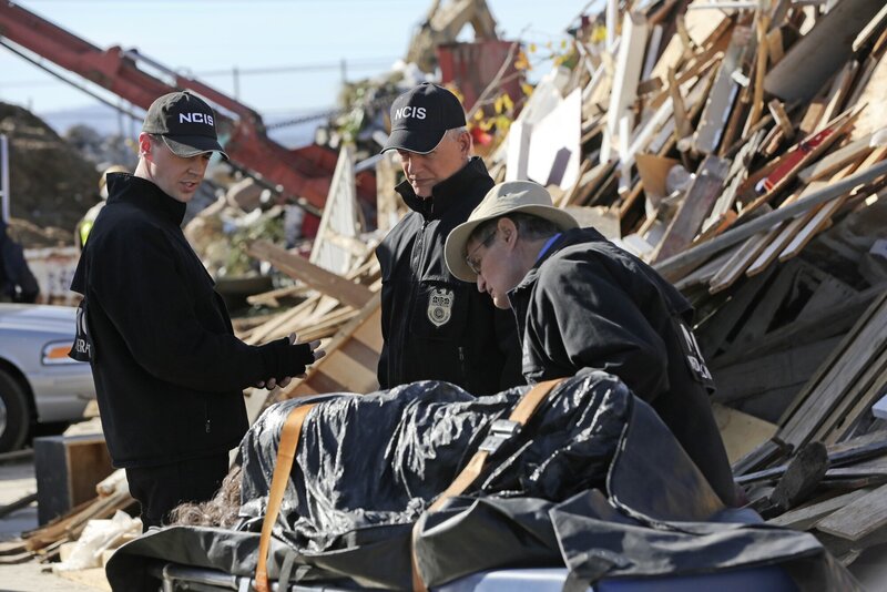 Müssen den Mord an Alessandra Ramos, ein Matrosin der US Navy, aufdecken: Gibbs (Mark Harmon, M.), McGee (Sean Murray, l.) und Ducky (David McCallum, r.) … – Bild: CBS Broadcasting, Inc. /​ Michael Yarish
