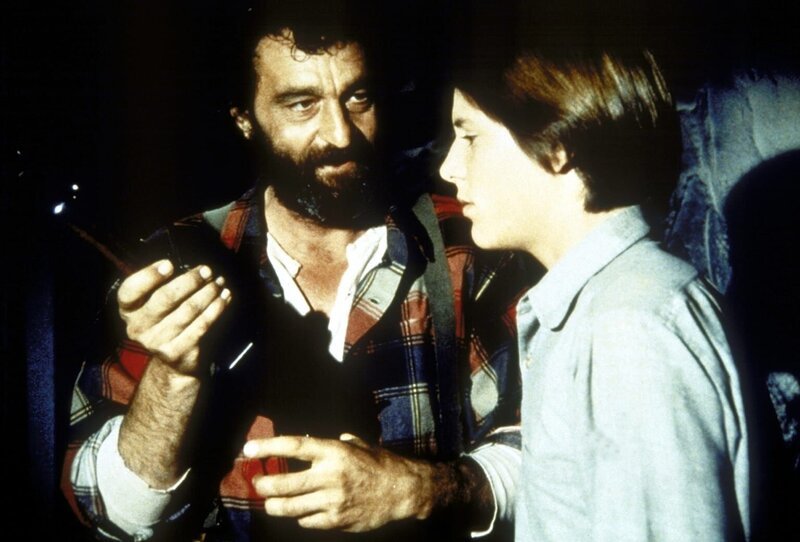 Mr. Edwards (Victor French, l.) schenkt seinem Sohn John (Radames Pera, r.) ein Jagdgewehr zum Geburtstag. – Bild: Worldvision Lizenzbild frei