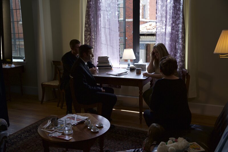 Ermittler Joe Kenda (Carl Mariono, l.) und sein Team befragen Nachbarn der getöteten Louis Matos und Colleen Johnson. Können sie der Polizei Hinweise auf den Mörder liefern? – Bild: Sat.1 Gold