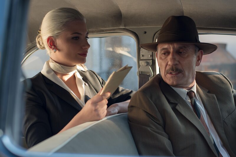 Patricia (Miriam Giovanelli) drängt den von ihrer Mutter engagierten Privatdetektiv (Cristobál Araqué), ihr die kompromittierenden Fotos auszuhändigen. – Bild: Manuel Fernández-Valdés/​BetaFilm