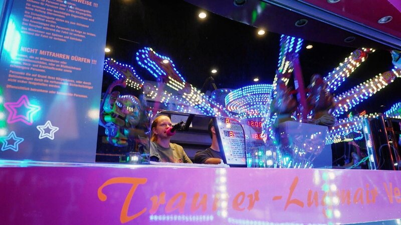 Das Karussell „Maxi Dance“ von Nina Trauner hatte auf dem Volksfest in St. Pölten seine Premiere. Immer schon war es der Traum der jungen Frau, einmal selbst ein Fahrgeschäft zu besitzen, stammt sie doch aus einer steirischen Schausteller-Familie. Die Investition für das portugiesische Karussell betrug rund eine Million Euro. Jetzt hofft die Newcomerin, dass die erste Saison gut läuft. – Bild: ORF