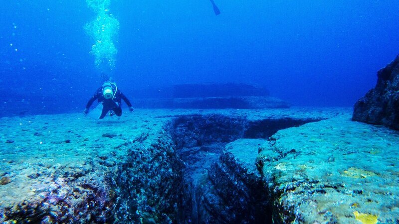 Das Yonaguni-Monument liegt im Südwesten Japans, wenig mehr als 100 Kilometer von Taiwan entfernt. Der Ursprung der versunkenen Steinformationen ist bei Forschenden umstritten. – Bild: N24 Doku