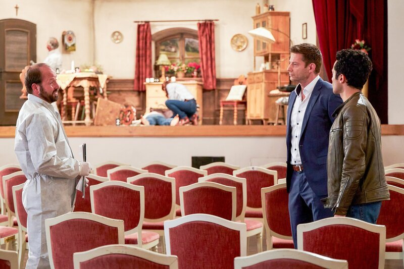 Da Polizeihauptmeister Mohr noch nicht am Tatort eingetroffen ist, informiert ein Spurensicherer (Alexander Vitzthum, l.) die Kommissare Hansen (Igor Jeftic, 2.v.r.) und Kaya (Baran Hêvî, r.) über die ersten Untersuchungsergebnisse. – Bild: ORF/​ZDF/​Bojan Ritan