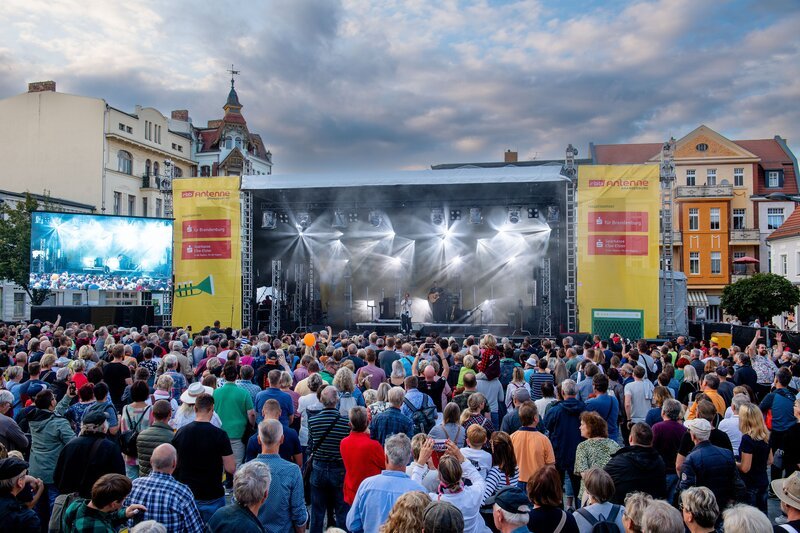 rbb Fernsehen BRANDENBURG-TAG LIVE – DIE GROSSE SHOW AUS PERLEBERG, am Samstag (13.09.25) um 20:15 Uhr. In diesem Jahr ist Perleberg in der Prignitz Austragungsort des Brandenburg-Tags. Aus diesem Anlass sendet das rbb Fernsehen eine große Unterhaltungsshow mit vielen beliebten Künstlern, live vom historischen Marktplatz in Perleberg. – Antenne Brandenburg-Bühne auf dem „Brandenburg Tag“ (Archiv: Brandenburg Tag in Finsterwalde, 2023). © rbb/​Gundula Krause, honorarfrei – Verwendung gemäß der AGB im engen inhaltlichen, redaktionellen Zusammenhang mit genannter rbb-Sendung bei Nennung „Bild: rbb/​Gundula Krause“ (S2+). rbb Presse & Information, Masurenallee 8⁠–⁠14, 14057 Berlin, Tel: 030/​97 99 3⁠–⁠12118 oder -12116, pressefoto@rbb-online.de – Bild: rbb/​Gundula Krause