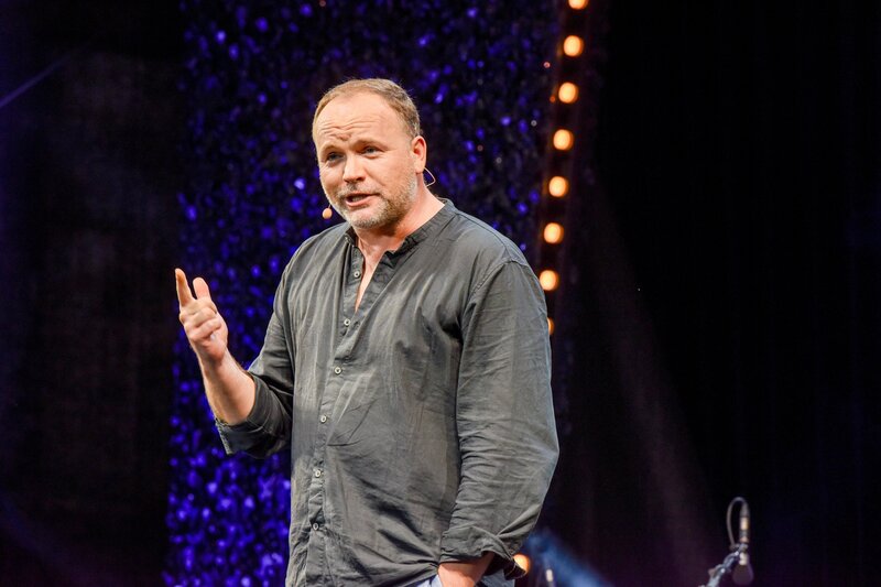 Kabarettstars unter Sternen: Andreas Vitásek & Friends – Bild: ORF/​Hubert Mican