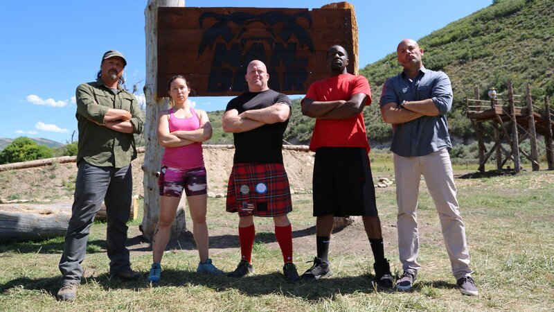 Group shot in front of MvB sign – Bild: Discovery Channel /​ Photobank 36875_ep101_021 /​ Discovery Communications, LLC
