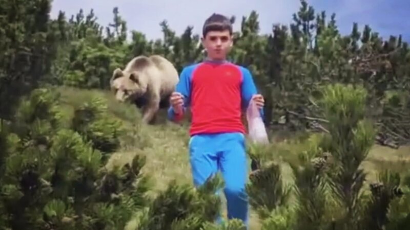 Alessandro und seine Familie machen eine Wanderung in Norditalien als plötzlich ein riesiger Braunbär hinter ihm auftaucht. – Bild: Tele 5
