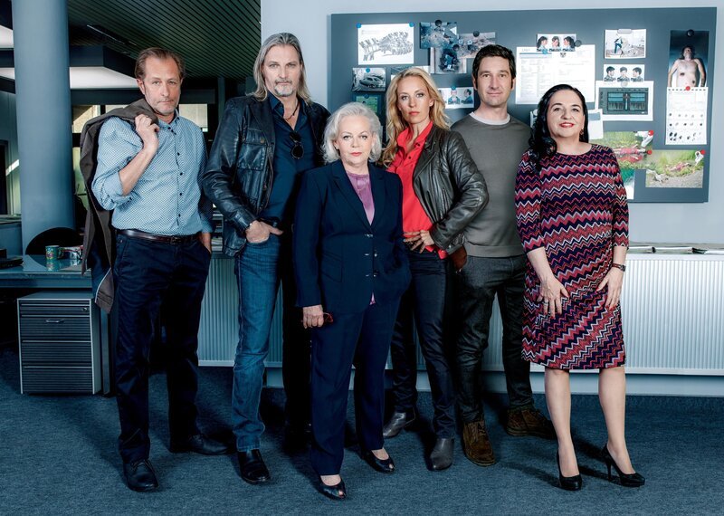 (v.li.): Helmut Bohatsch (Franz Wolfahrt), Stefan Jürgens (Carl Ribarski), Brigitte Kren (Dr. Henriette Wolf), Lilian Klebow (Penny Lanz), Andreas Kiendl (Klaus Lechner), Maria Happel (Dr. Franziska Beck). – Bild: [M]ORF