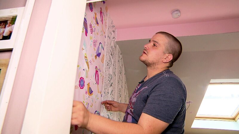 Stefan tapeziert Leonies Zimmer – Bild: RTL Zwei