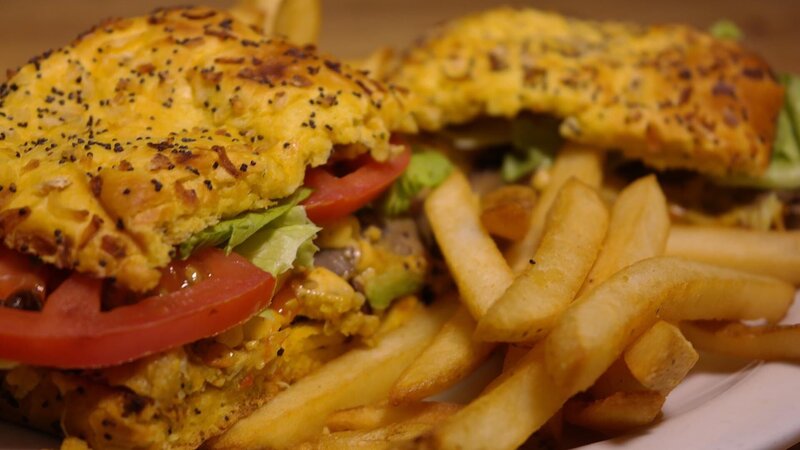 Sandwich and fries from Lenny’s Deli in Los Angeles, as seen on Food Network’s Mystery Diners, Season 9. – Bild: Television Food Network, G.P.